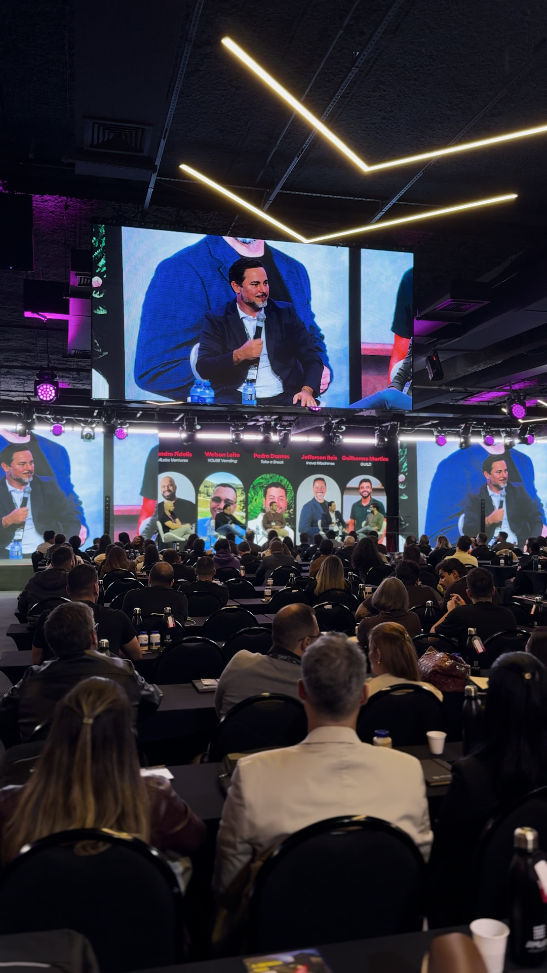 Público acompanhando painel no AMlabs Summit