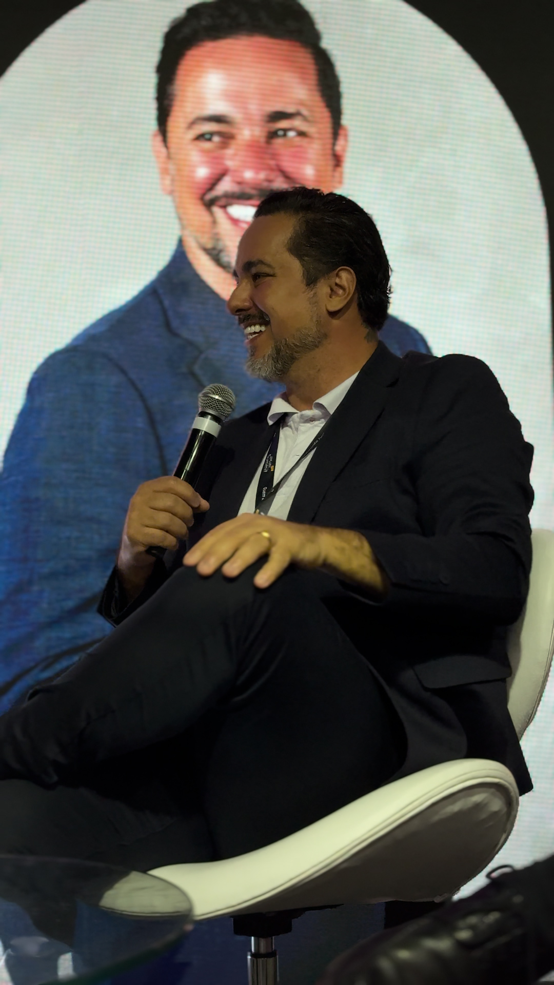 Jefferson Reis no palco durante evento do mercado autônomo