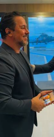 Jefferson Reis durante apresentação empresarial
